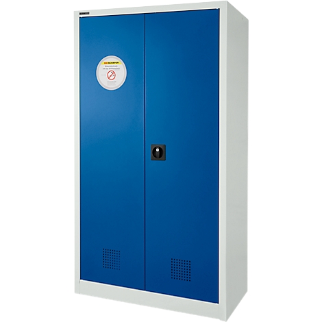 Blauer Schrank mit weißen Seiten. Rundes Warnschild auf der Tür, schwarzer Griff.