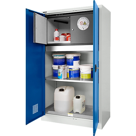 Offener, grauer Schrank mit blauen Türen. Gefüllt mit Farben, Flüssigkeiten und Chemikalien. Das obere Fach hat eine kleine, verschlossene Tür.