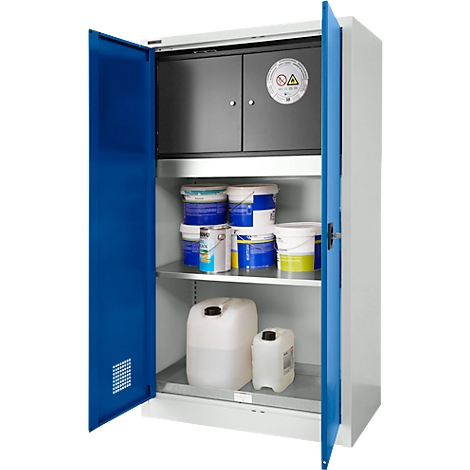 Ein offener, blauer und weißer Stahlschrank, gefüllt mit Farbeimern und Kanistern. Im oberen Bereich befindet sich ein sicherer Schrank.