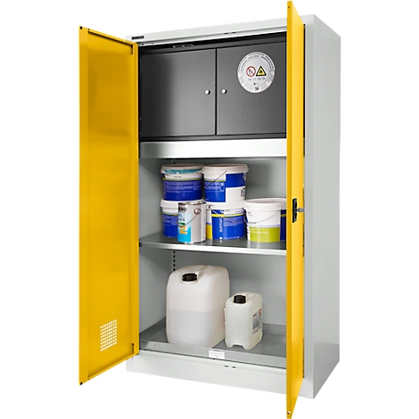 Gelber Sicherheitsschrank mit geöffneten Türen, gefüllt mit Farbeimern und Kanistern.