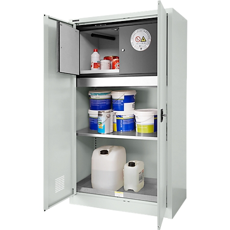 Offener Stahlschrank mit Chemikalien; Oben Tresor, unten Farbeimer und Kanister.