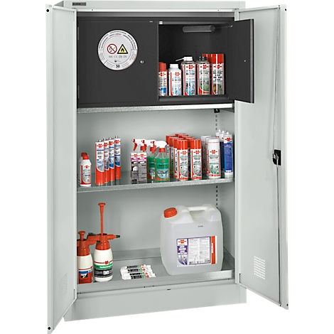 Grauer Sicherheitsschrank mit offenen Türen, gefüllt mit verschiedenen Chemikalien und Sprays. Auf der Tür ist ein Warnschild angebracht.