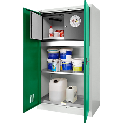 Offener grüner Schrank, in dem verschiedene Chemikalien und Farben gelagert werden. Auf einem Regal sind Behälter und Dosen angeordnet.