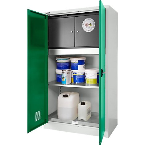 Offener, weiß-grauer Schrank mit grünen Türen. Innen Fächer mit Farbeimern, Kanistern und einem separaten Tresor.