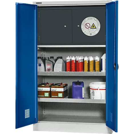 Blauer Stahlschrank mit geöffneten Türen, innen mit Flaschen, Batterien und Kanistern gefüllt, Warnhinweis.