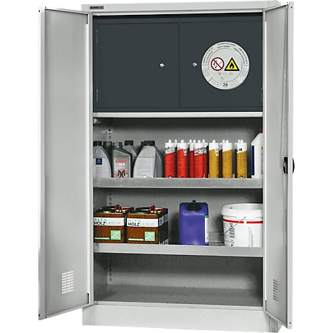 Offener Stahlschrank mit verschiedenen Chemikalien und Batterien. Ein Warnsymbol weist auf Gefahr hin.