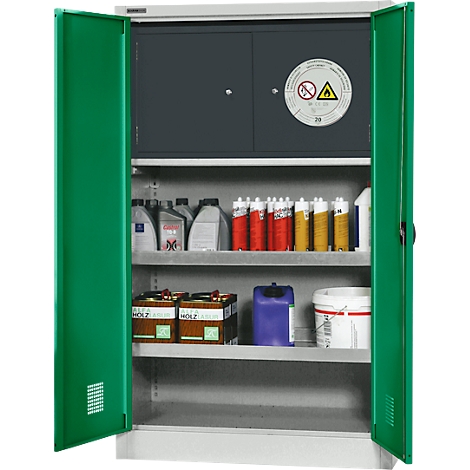 Grüner Sicherheitsschrank, geöffnet. Im Inneren Regale mit Flüssigkeiten, Batterien und Gefahrgutsymbol.