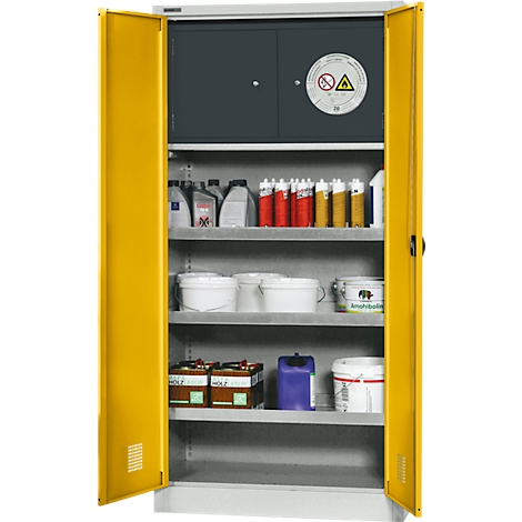 Gelb geöffneter Sicherheitsschrank mit Produkten. Oben Schrank, darunter Regale mit Produkten. Achtung-Zeichen.