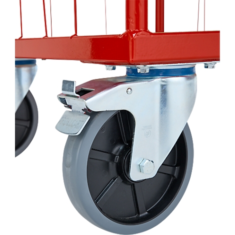 Nahaufnahme eines roten Metallwagens mit grauer Rolle und Feststellbremse.