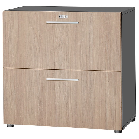 Ein Schrank mit zwei Schubladen aus hellem Holz. Schubladen mit silbernen Griffen und grauen Seiten.