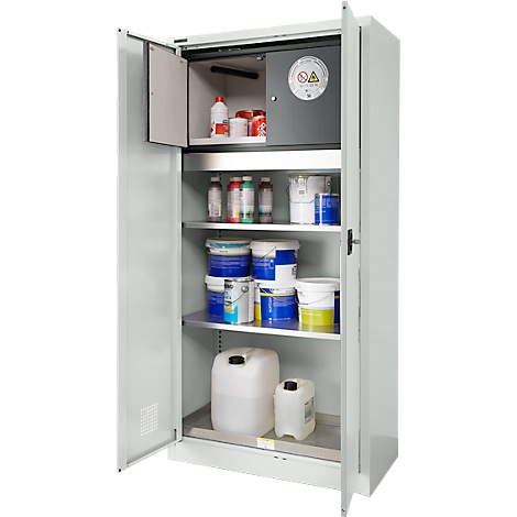 Open grijze kast met veiligheidscompartiment. Planken vol containers met chemicaliën. Deuren staan open.