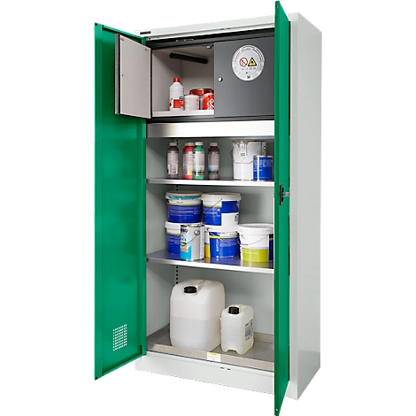 Open groene veiligheidskast gevuld met chemicaliën. Binnenin staan flessen, jerrycans en verfpotten.