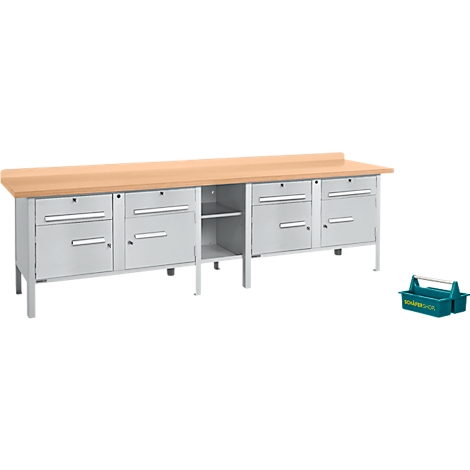 Werkbank mit Schubladen und Regalen, helle Holzplatte und graue Metallstruktur, Werkzeugkasten rechts unten.