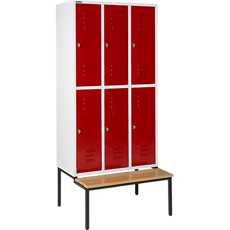 Een witte locker met zes rode deuren. Onder de kast staat een houten bank.