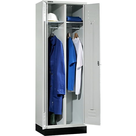 Offener Stahlschrank mit Arbeitskleidung, Helm und Schuhen.
