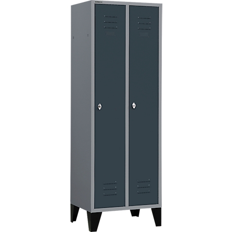 Ein grauer Metallschrank mit zwei Türen, dunkleren Türen und kleinen Griffen.
