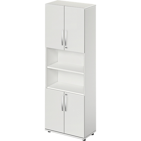 Weißer Schrank mit zwei Türen oben und unten, dazwischen Regalböden. Griffe silbern, auf hellem Hintergrund.