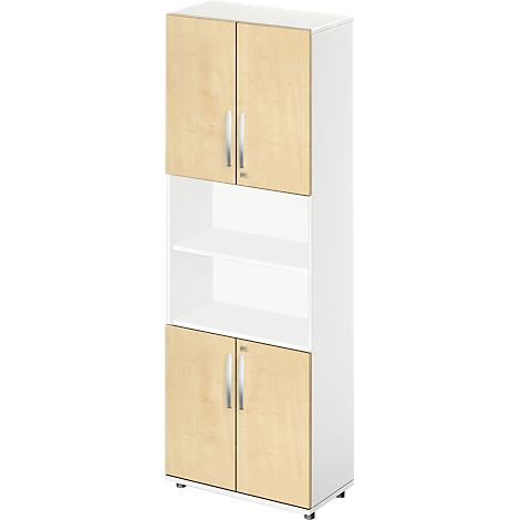 Weißer Schrank mit hellbraunen Türen und Metallgriffen. Oben und unten Schranktüren, dazwischen Regalböden.