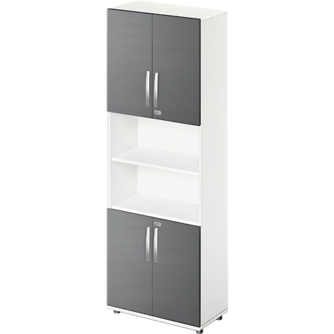 Hoher, weißer Schrank mit grauen Türen. Obere und untere Türen, offene mittlere Regale.