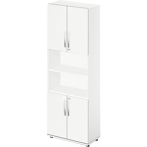 Weißer Schrank mit Türen und Regalen.