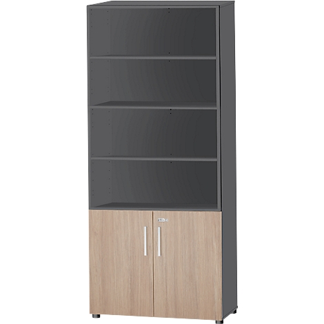 Hoher, grauer Schrank mit offenen Regalen und Schranktüren aus hellem Holz. Silberne Griffe und ein Schloss sind sichtbar.