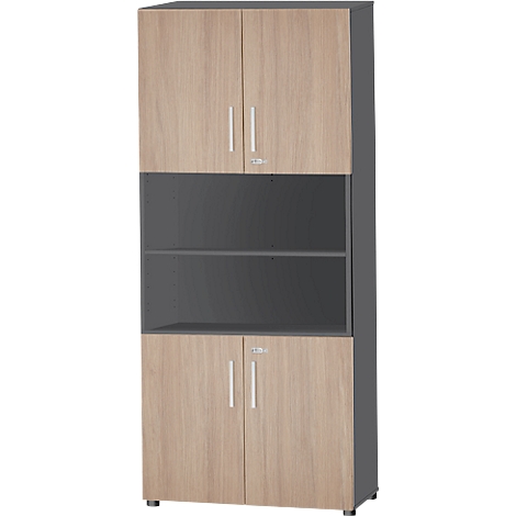 Hoher Schrank mit hellbraunen Türen und einem offenen, dunklen Fach in der Mitte. Griffe und Füße sind silbern.