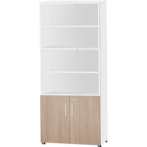 Hoher, weißer Schrank mit vier Regalböden. Der untere Teil ist aus Holzimitat mit zwei Türen.