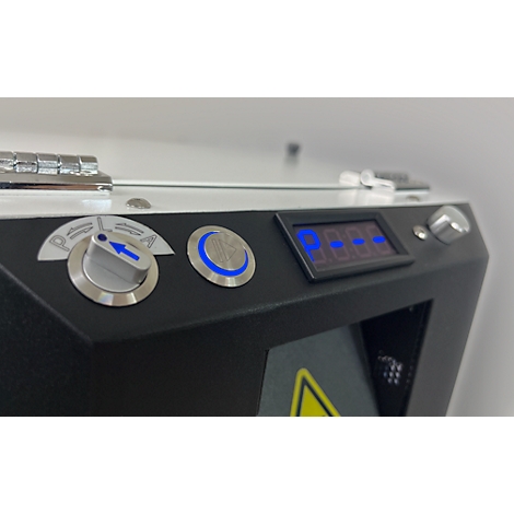 Gros plan sur un panneau de commande. Bouton rotatif, LED bleues, affichage numérique.