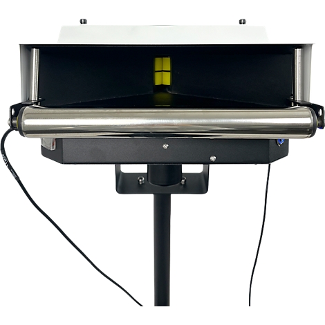 Gros plan d'un système d'éclairage professionnel. Un appareil avec un rouleau métallique et des côtés noirs est visible sur une base noire avec une tige métallique.