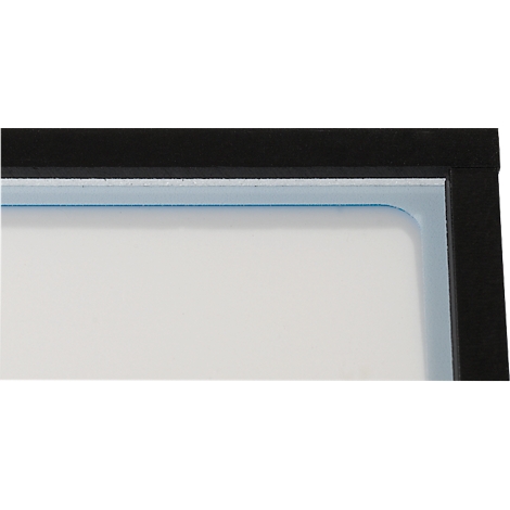 Detail: Zwart frame omringt een helder, rechthoekig gebied, afgerond aan één rand. Een blauwachtige streep tussen het frame en het gebied.