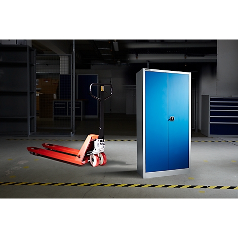 Blauwe kast met zwarte handgrepen. Daarnaast staat een rode pallettruck. Op de achtergrond meer schappen.