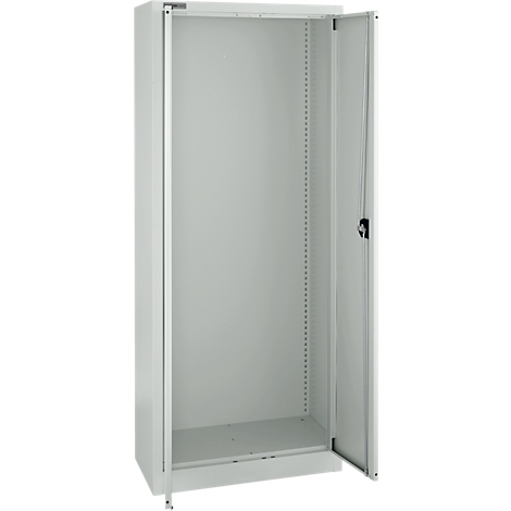 Grauer, leerer Stahlschrank, eine Tür ist geöffnet. Der Schrank steht auf vier Beinen.