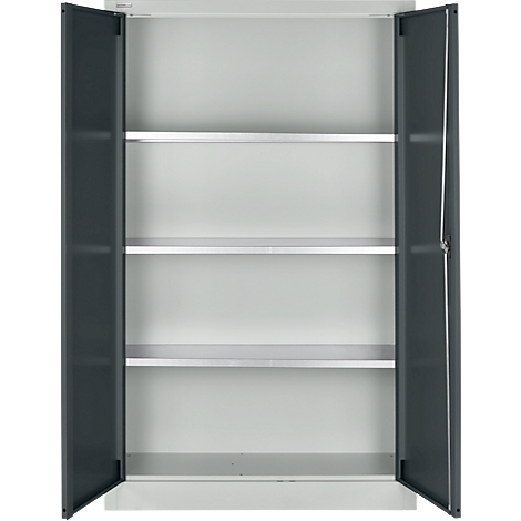 Offener Stahlschrank mit drei Einlegeböden. Türen grau, Korpus hellgrau. Leere Regale, hellgrauer Hintergrund.
