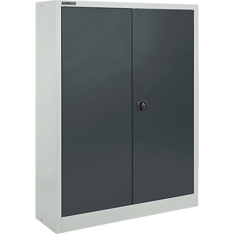 Ein grauer Stahlschrank mit zwei Türen und einem Griff. Der Schrank hat einen weißen Rahmen und steht auf einem weißen Sockel.