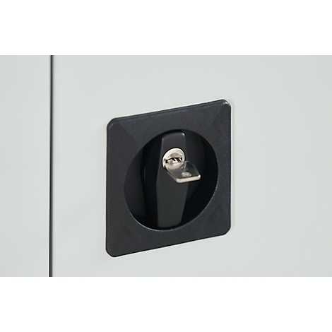 Detailaufnahme eines schwarzen Türschlosses mit Schlüssel.