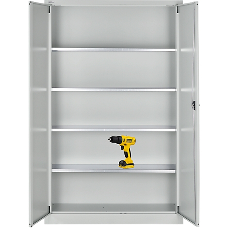 Grauer Werkzeugschrank mit geöffneten Türen. Ein gelber Akkuschrauber liegt auf einem Regal.