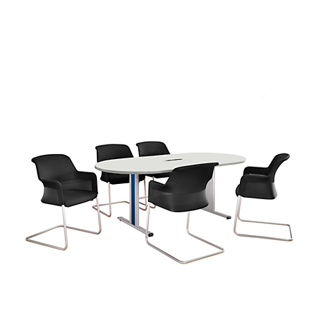 Una mesa ovalada con cuatro sillas negras sobre un fondo blanco.