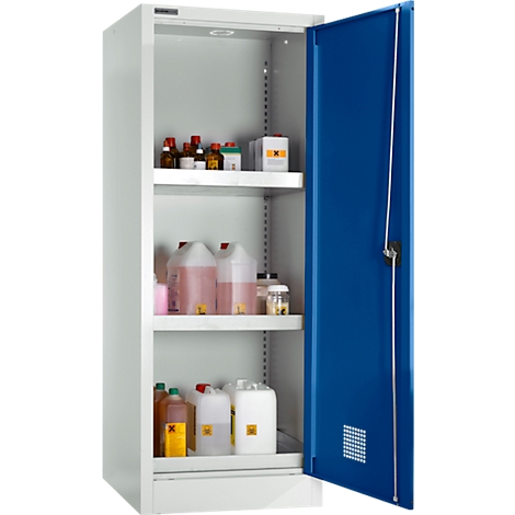Een open kast met een blauwe deur, gevuld met flessen en jerrycans voor chemicaliën.