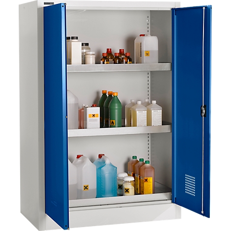 Een open kast met blauwe deuren, gevuld met flessen en containers. Sommige containers zijn gemarkeerd met gevaarsymbolen.