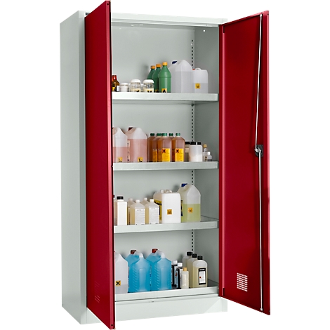 Een geopende witte kast met rode deuren, gevuld met diverse chemicaliën in flessen en containers.