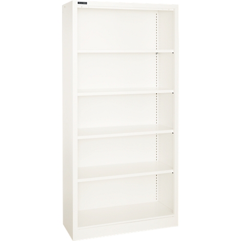 Witte boekenkast met vijf planken, tegen een witte achtergrond.