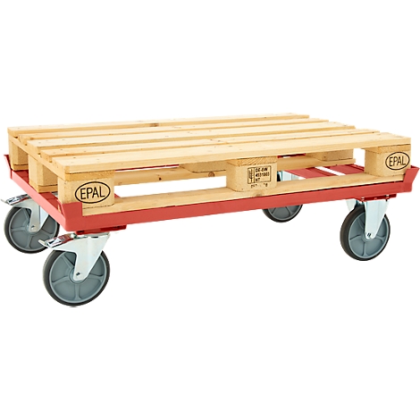 Ein roter Palettenroller aus Metall mit vier grauen Lenkrollen, auf dem eine helle EPAL-Holzpalette platziert ist.