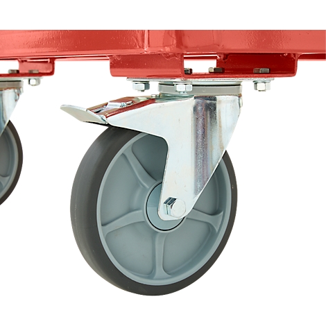 Close-up van een grijs zwenkwiel met rem gemonteerd op een rood metalen frame.