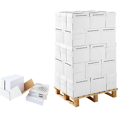 Großer Stapel weißer Kartons auf einer Holzpalette. Daneben liegen zwei geöffnete Kartons mit Papieren.