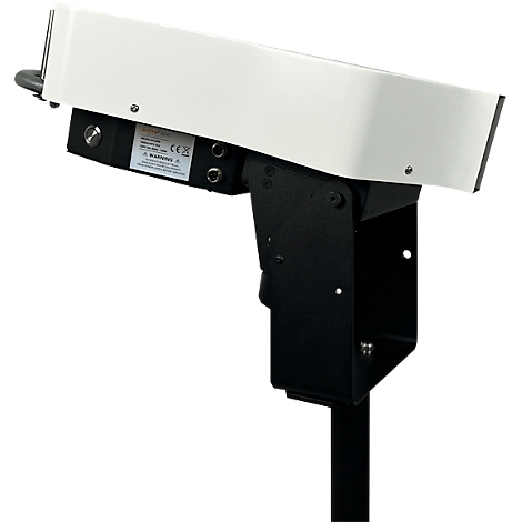 Kamera in weiß-schwarz auf Halterung, leicht angewinkelt. Auf der Kamera steht ein Etikett.