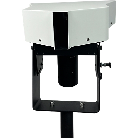 Schwarz-weiße Kamera mit Halterung. Oben ein weißer, trapezförmiger Körper, darunter ein schwarzer Zylinder, der in einem schwarzen Rahmen sitzt. 