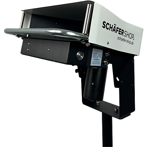 Een apparaat voor de Schäfer Shop met een wit bovenstuk en zilveren details. Op het witte deel staat het logo in zwart.