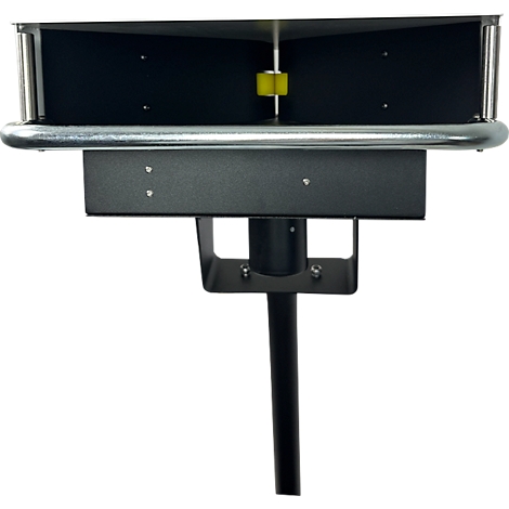 Zwart metalen apparaat gemonteerd op een paal, met een hoekontwerp en een gele cilinder binnenin.