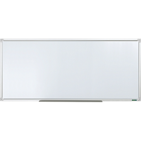 Pizarra blanca rectangular en formato horizontal con marco de aluminio plateado y bandeja para rotuladores.