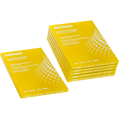 Paquets de pochettes de plastification jaunes, partiellement empilés, avec des étiquettes blanches.